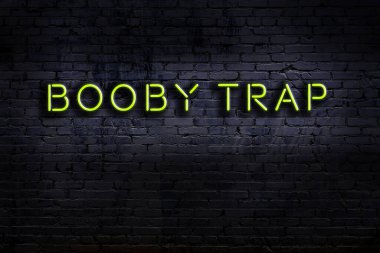 Geceleri duvarda neon levhası var. Yazı bubi tuzağı