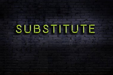 Geceleri duvarda neon levhası var. Yazı yerine geçen