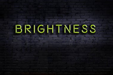 Geceleri duvarda neon levhası var. Yazı parlaklığı