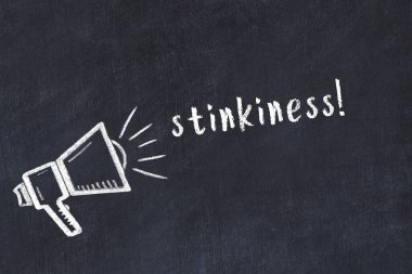 Üzerinde hoparlör çizimi olan siyah karatahta ve yazıt kokuşmuş.