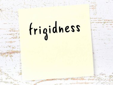 Frijitliği hatırlatma kavramı. Tahta duvarda üzerinde yazı olan sarı yapışkan kağıt.