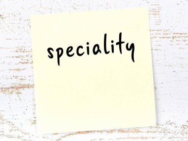 Tahta duvardaki sarı yapışkan notta elle yazılmış bir yazı var.