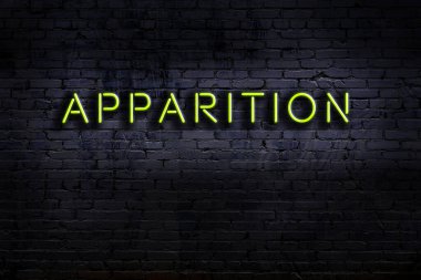 Geceleri duvarda neon levhası var. Yazı hayaleti