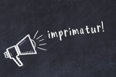 Hoparlörün tebeşir çizimi ve siyah masanın üzerine el yazısıyla yazılmış imprimatur.