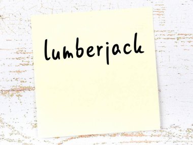 Tahta duvardaki sarı yapışkan notta elle yazılmış oduncu yazıyor.