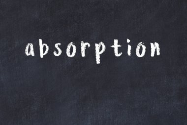 Siyah masanın üzerine elle yazılmış tebeşir soğurma