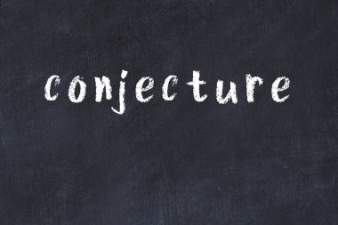 Tebeşir elle yazılmış yazı varsayımı siyah masanın üzerinde