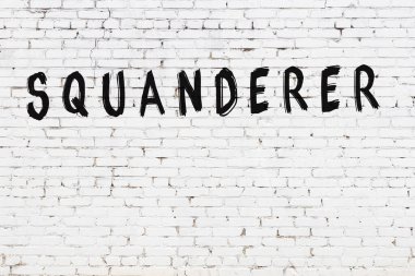 Yazı israfı. Beyaz tuğla duvara siyah boya ile yazılmış..