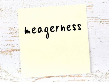 Tahta duvardaki sarı yapışkan nota, el yazısıyla yazması kıt.