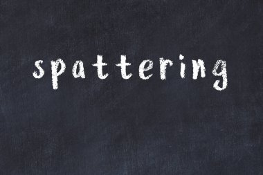 Üzerinde el yazısıyla yazılmış yazılar olan üniversite yazı tahtası.