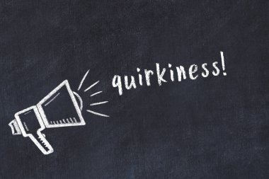 Hoparlör çizimi ve yazı tuhaflığı olan siyah karatahta.