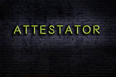 Geceleri duvarda neon levhası var. Yazı doğrulama uzmanı