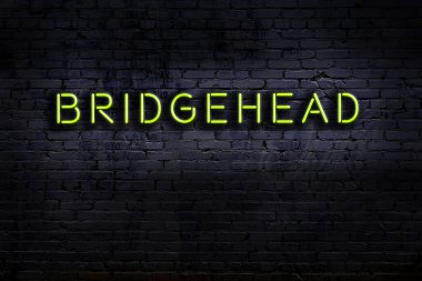 Duvara yazı kazınmış neon levhası. Gece görünümü