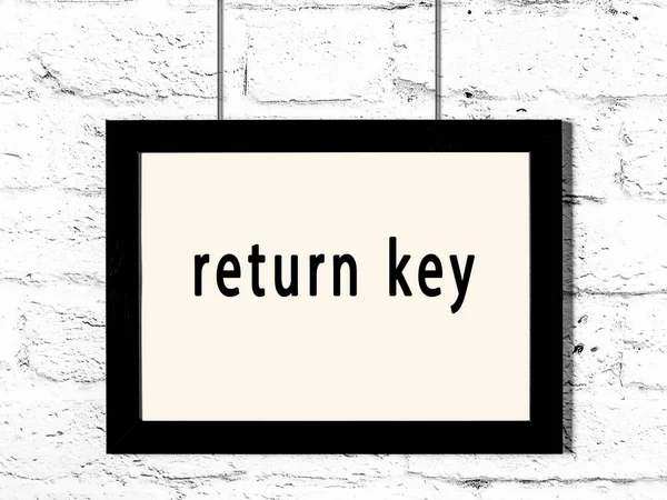 Μαύρο Ξύλινο Πλαίσιο Επιγραφή Κλειδί Επιστροφής Κρέμεται Λευκό Τοίχο Τούβλο — Φωτογραφία Αρχείου