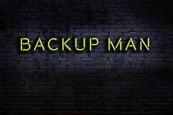 Insegna Neon Sul Muro Mattoni Notte Uomo Backup Iscrizione — Foto Stock