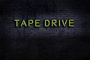 Geceleri duvarda neon levhası var. Yazı bant sürücüsü