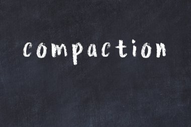 Üzerinde el yazısı sıkıştırma olan kolej yazı tahtası