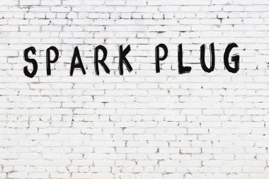 Üzerinde yazı olan beyaz tuğla duvar. El yazısıyla siyah boya.