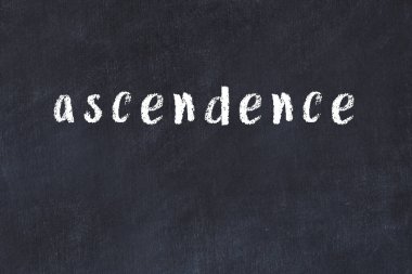 Tebeşir el yazısıyla siyah masanın üzerine yazması.