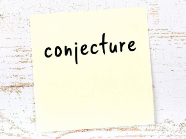 Hipotezi hatırlatma kavramı. Tahta duvarda üzerinde yazı olan sarı yapışkan kağıt.