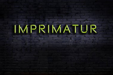 Geceleri duvarda neon levhası var. Yazıt imprimatörü