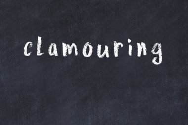 Tebeşir el yazısıyla yazılmış yazı, siyah masanın üzerinde yaygara koparıyor.