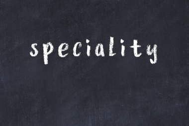 Siyah masada elle yazılmış tebeşir yazısı uzmanlığı