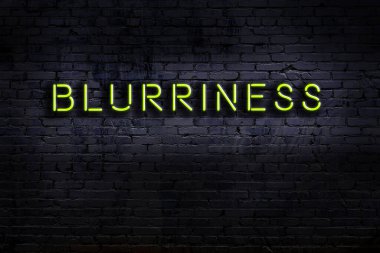Geceleri duvarda neon levhası var. Yazı bulanıklığı