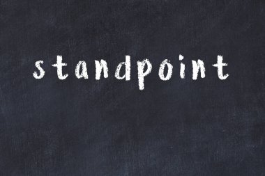 Tebeşir el yazısıyla yazılmış yazı duruşu siyah masanın üzerinde