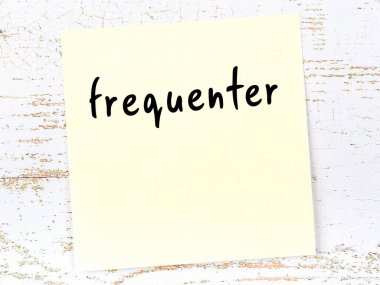 Müdavimlerle ilgili hatırlatma kavramı. Tahta duvarda üzerinde yazı olan sarı yapışkan kağıt.