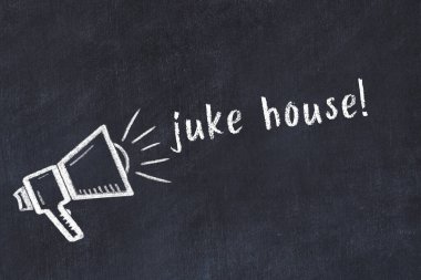 Hoparlör çizimi ve müzik evi yazılı siyah karatahta.