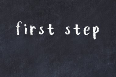 Üzerinde el yazısı yazılı ilk adım olan kolej tahtası.