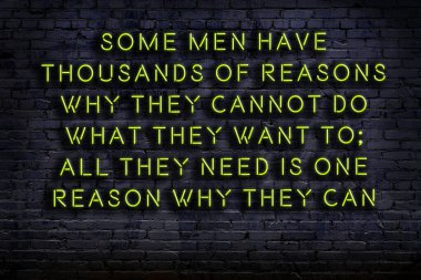 Tuğla duvardaki ışıklı neon tabela olarak bilgece alıntı