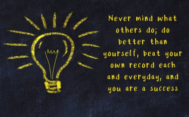 Bir karatahtaya ve bir ampul çizimine elle yazılmış akıllı bir alıntı.