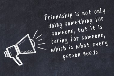 Bir hoparlörün tebeşir çizimi ve siyah karatahtaya el yazısıyla yazılmış alıntılar