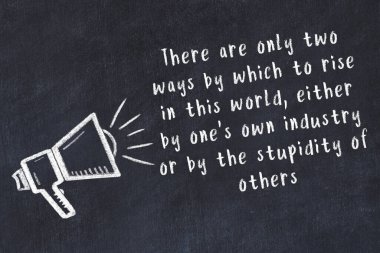 Bilge motivasyonel yazıtlı siyah karatahtaya hoparlör çizimi