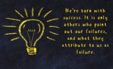 Bir karatahtaya ve bir ampul çizimine elle yazılmış akıllı bir alıntı.