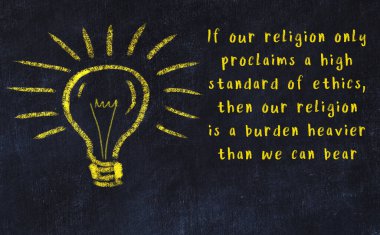 Bilgece bir alıntı ve siyah karatahtaya bir ampul çizimi