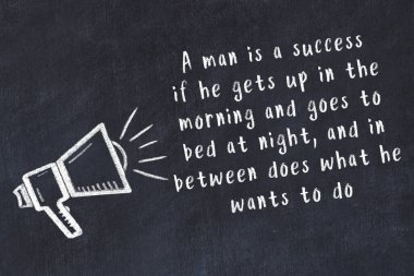 Bilge motivasyonel yazıtlı siyah karatahtaya hoparlör çizimi