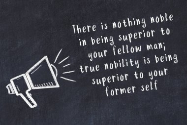 Bir hoparlörün tebeşir çizimi ve siyah karatahtaya el yazısıyla yazılmış alıntılar