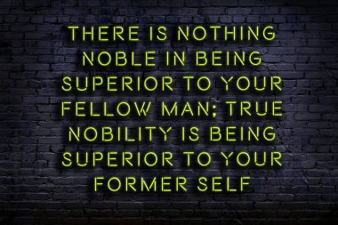 Tuğla duvardaki ışıklı neon tabela olarak bilgece alıntı