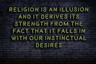 Tuğla duvardaki ışıklı neon tabela olarak bilgece alıntı