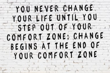 Üzerinde mantıklı alıntıların yazılı olduğu siyah boyanmış beyaz tuğla duvar.