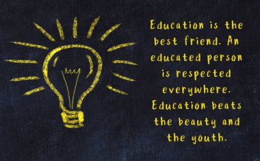 Bilgece bir alıntı ve siyah karatahtaya bir ampul çizimi