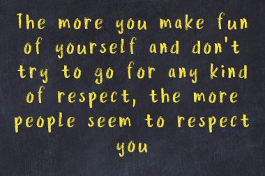 Bilgece motive edici el yazısı tebeşirle yazılmış siyah karatahta