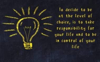 Bir karatahtaya ve bir ampul çizimine elle yazılmış akıllı bir alıntı.