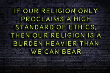 Tuğla duvardaki bilgece alıntıların neon yazıları üzerine gece görüşü