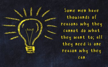 Bilgece bir alıntı ve siyah karatahtaya bir ampul çizimi