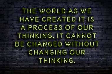 Zekice ve motive edici bir alıntı. Karanlıkta duvarda neon levhası