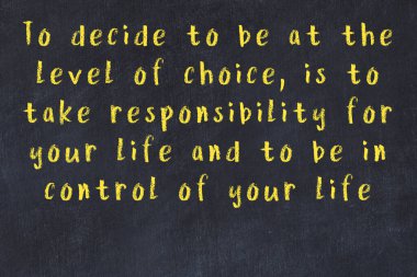 Bilgece motive edici el yazısı tebeşirle yazılmış siyah karatahta